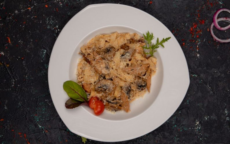 Паста с копченой курицей и грибами